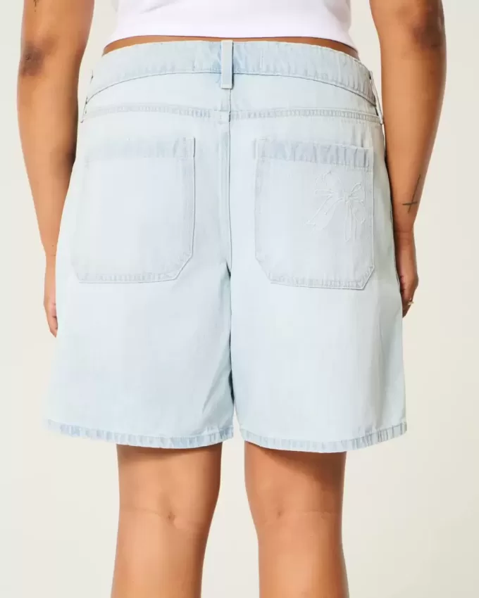 Tief sitzende Baggy-Jeans mit heller Waschung und Schleifengrafik Tief sitzende Baggy-Jeans mit heller Waschung und Schleifengrafik