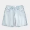 Tief sitzende Baggy-Jeans mit heller Waschung und Schleifengrafik Tief sitzende Baggy-Jeans mit heller Waschung und Schleifengrafik