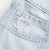 Tief sitzende Baggy-Jeans mit heller Waschung und Schleifengrafik Tief sitzende Baggy-Jeans mit heller Waschung und Schleifengrafik