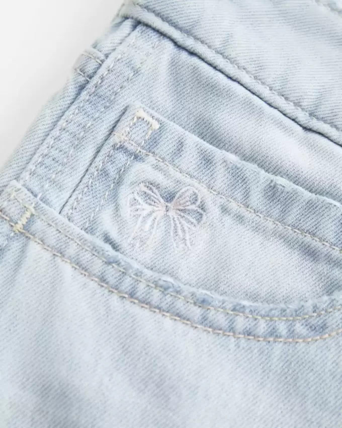 Tief sitzende Baggy-Jeans mit heller Waschung und Schleifengrafik Tief sitzende Baggy-Jeans mit heller Waschung und Schleifengrafik