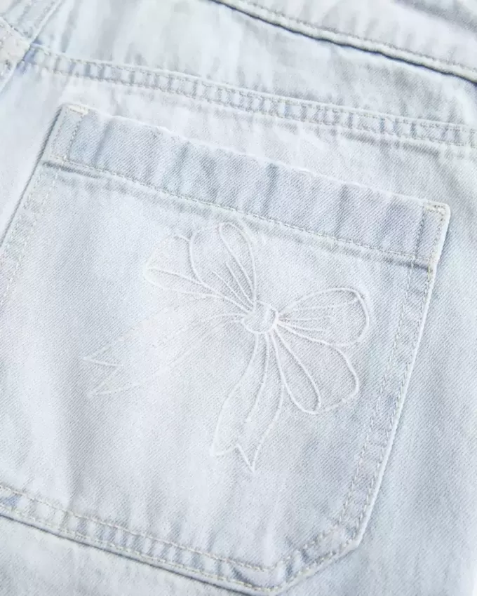 Tief sitzende Baggy-Jeans mit heller Waschung und Schleifengrafik Tief sitzende Baggy-Jeans mit heller Waschung und Schleifengrafik