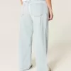Tief sitzende Baggy-Jeans mit heller Waschung und Sternstickerei Tief sitzende Baggy-Jeans mit heller Waschung und Sternstickerei