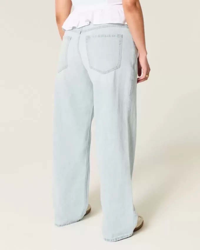 Tief sitzende Baggy-Jeans mit heller Waschung und Sternstickerei Tief sitzende Baggy-Jeans mit heller Waschung und Sternstickerei