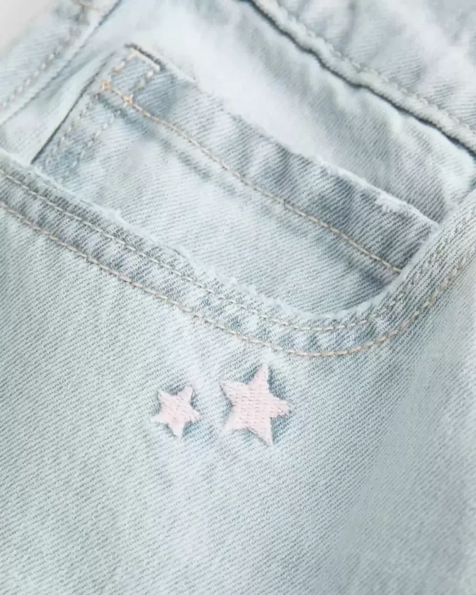 Tief sitzende Baggy-Jeans mit heller Waschung und Sternstickerei Tief sitzende Baggy-Jeans mit heller Waschung und Sternstickerei