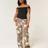 Tief sitzende Baggy-Jeans mit Kuh-Print Tief sitzende Baggy-Jeans mit Kuh-Print