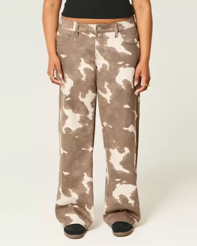 Tief sitzende Baggy-Jeans mit Kuh-Print Tief sitzende Baggy-Jeans mit Kuh-Print