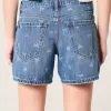 Tief sitzende Baggy-Jeansshorts mit Schleifenmuster Tief sitzende Baggy-Jeansshorts mit Schleifenmuster