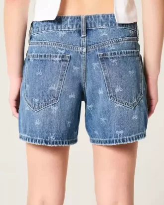 Tief sitzende Baggy-Jeansshorts mit Schleifenmuster