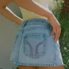 Tief sitzender Mini-Skort aus rosa besticktem Denim in heller Waschung