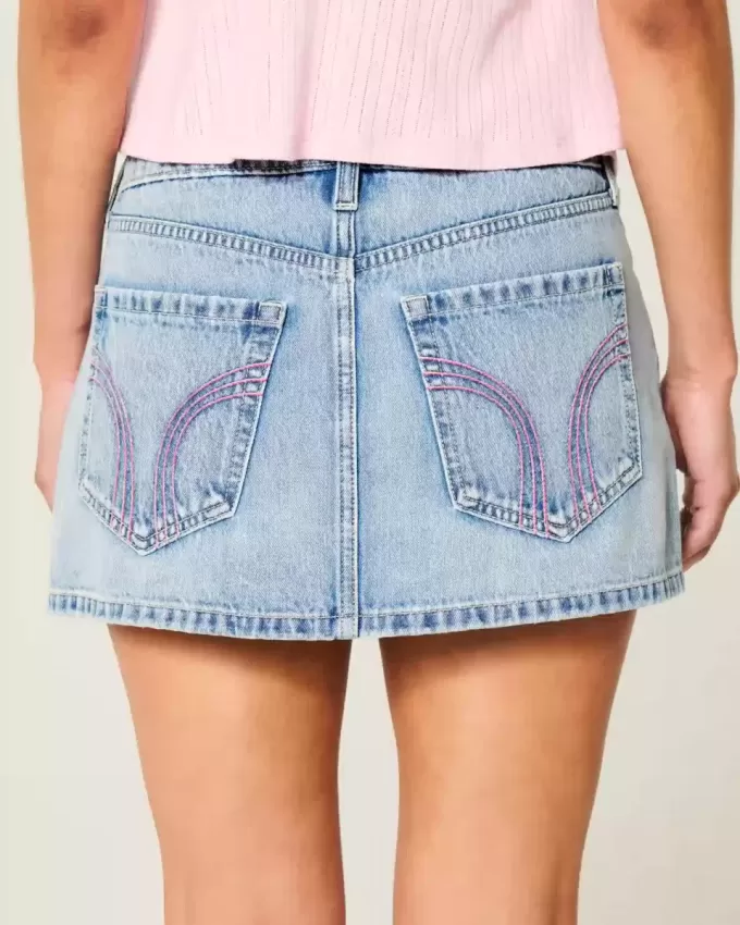Tief sitzender Mini-Skort aus rosa besticktem Denim in heller Waschung