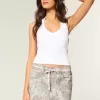 Tief sitzender Mini-Skort mit rosa Schnürsenkeln und Camouflage-Muster Tief sitzender Mini-Skort mit rosa Schnürsenkeln und Camouflage-Muster