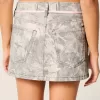 Tief sitzender Mini-Skort mit rosa Schnürsenkeln und Camouflage-Muster Tief sitzender Mini-Skort mit rosa Schnürsenkeln und Camouflage-Muster