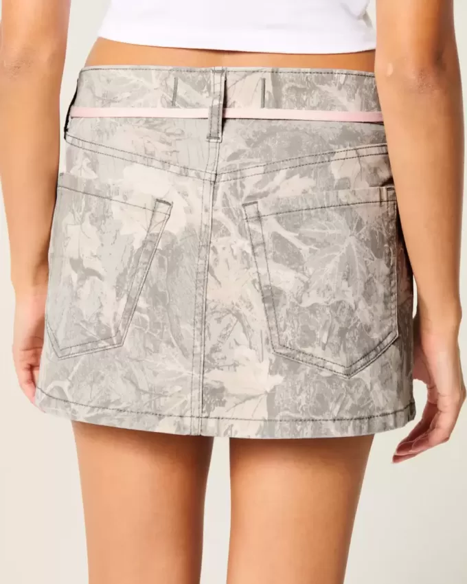 Tief sitzender Mini-Skort mit rosa Schnürsenkeln und Camouflage-Muster Tief sitzender Mini-Skort mit rosa Schnürsenkeln und Camouflage-Muster
