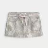 Tief sitzender Mini-Skort mit rosa Schnürsenkeln und Camouflage-Muster Tief sitzender Mini-Skort mit rosa Schnürsenkeln und Camouflage-Muster