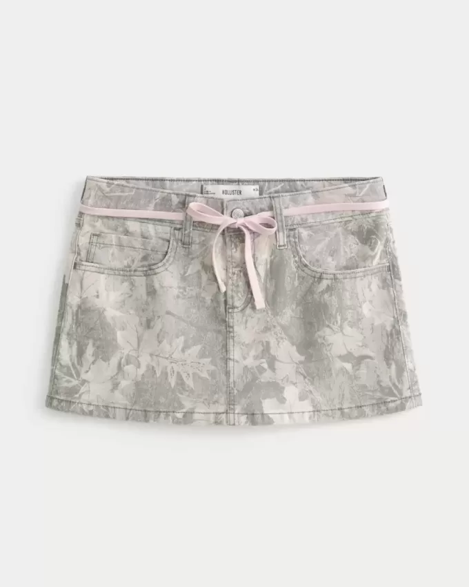Tief sitzender Mini-Skort mit rosa Schnürsenkeln und Camouflage-Muster Tief sitzender Mini-Skort mit rosa Schnürsenkeln und Camouflage-Muster