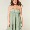 Trägerloses Babydoll-Kleid mit Stickerei Trägerloses Babydoll-Kleid mit Stickerei