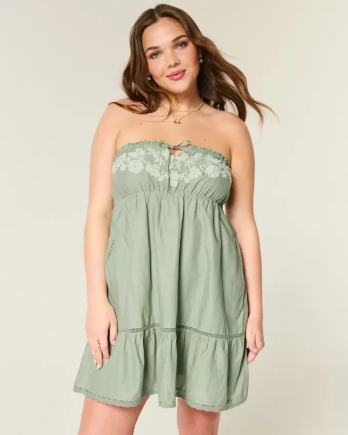 Trägerloses Babydoll-Kleid mit Stickerei Trägerloses Babydoll-Kleid mit Stickerei