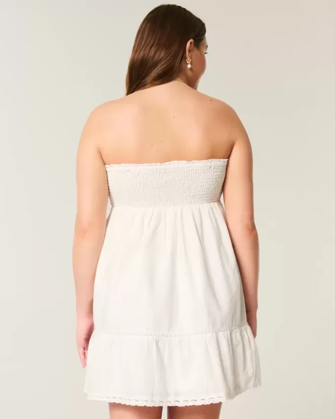 Trägerloses Babydoll-Kleid mit Stickerei Trägerloses Babydoll-Kleid mit Stickerei