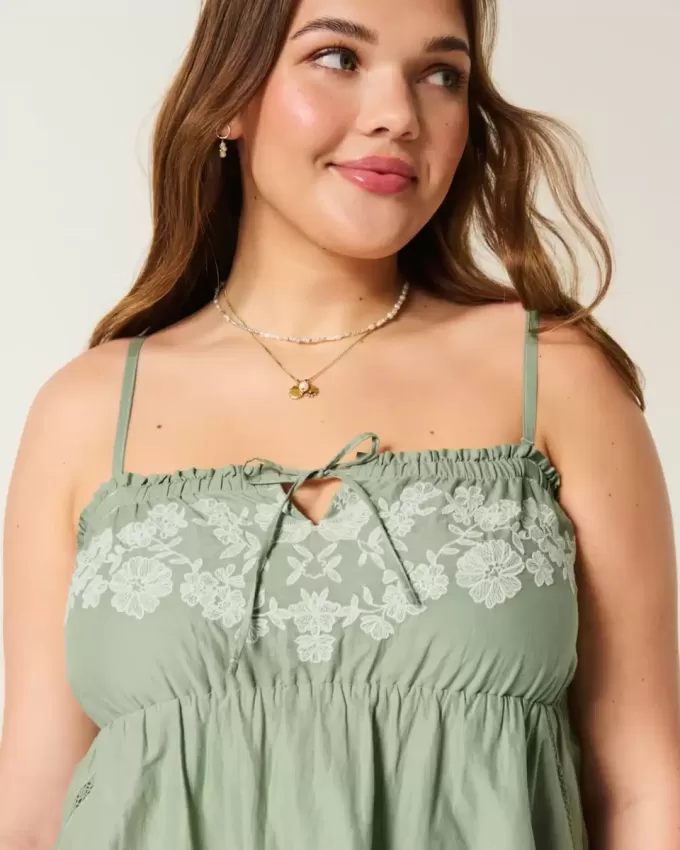 Trägerloses Babydoll-Kleid mit Stickerei Trägerloses Babydoll-Kleid mit Stickerei