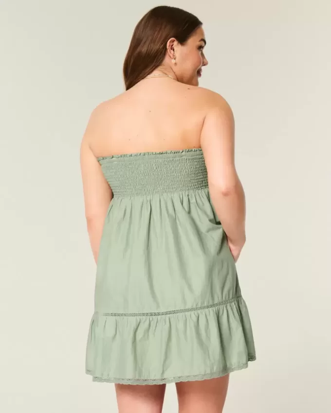 Trägerloses Babydoll-Kleid mit Stickerei Trägerloses Babydoll-Kleid mit Stickerei