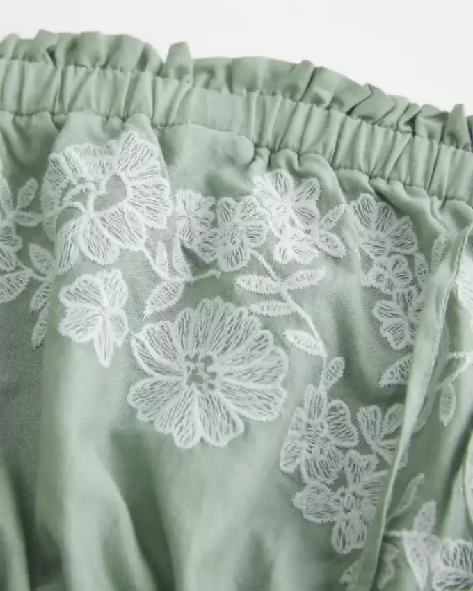 Trägerloses Babydoll-Kleid mit Stickerei Trägerloses Babydoll-Kleid mit Stickerei