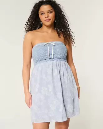 Trägerloses Minikleid im Häkel-Mix