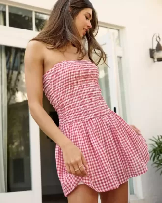 Trägerloses Minikleid mit gesmoktem Oberteil