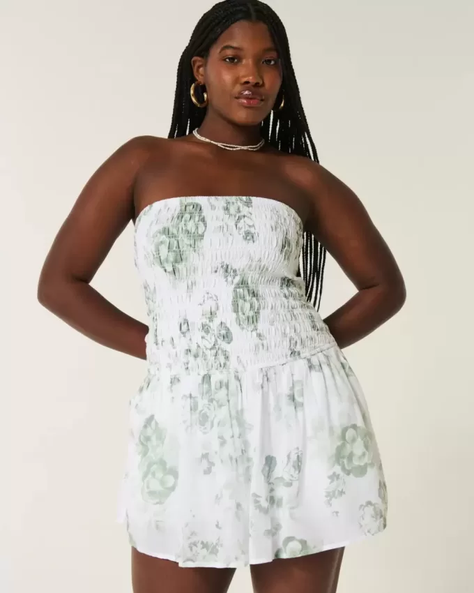Trägerloses Minikleid mit gesmoktem Oberteil