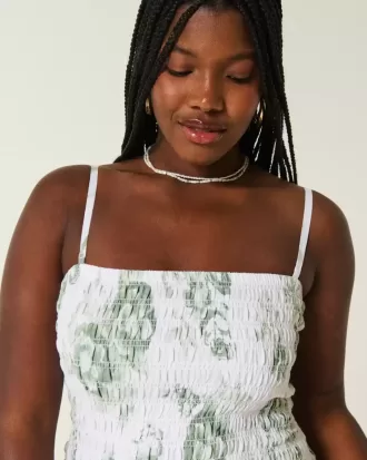 Trägerloses Minikleid mit gesmoktem Oberteil