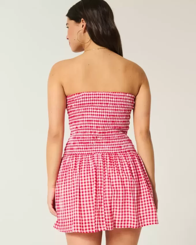 Trägerloses Minikleid mit gesmoktem Oberteil