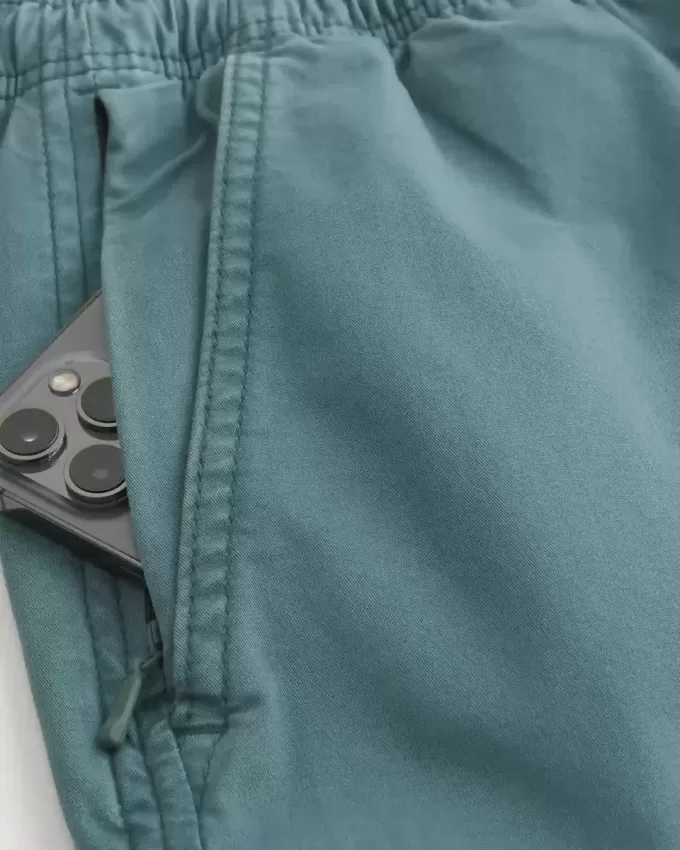 Twill-Shorts zum Überziehen bis zur Mitte des Oberschenkels Twill-Shorts zum Überziehen bis zur Mitte des Oberschenkels