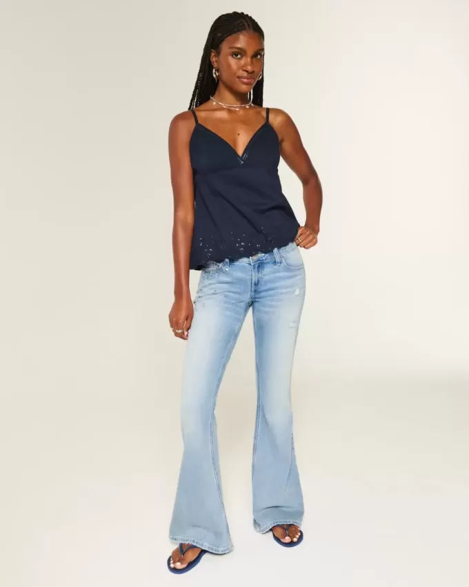 Ultra Low-Rise Distressed Light Wash Flare Jeans mit Pailletten Ultra Low-Rise Distressed Light Wash Flare Jeans mit Pailletten