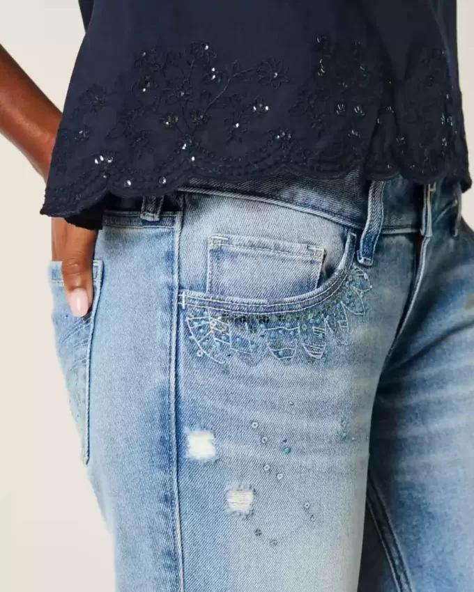 Ultra Low-Rise Distressed Light Wash Flare Jeans mit Pailletten Ultra Low-Rise Distressed Light Wash Flare Jeans mit Pailletten