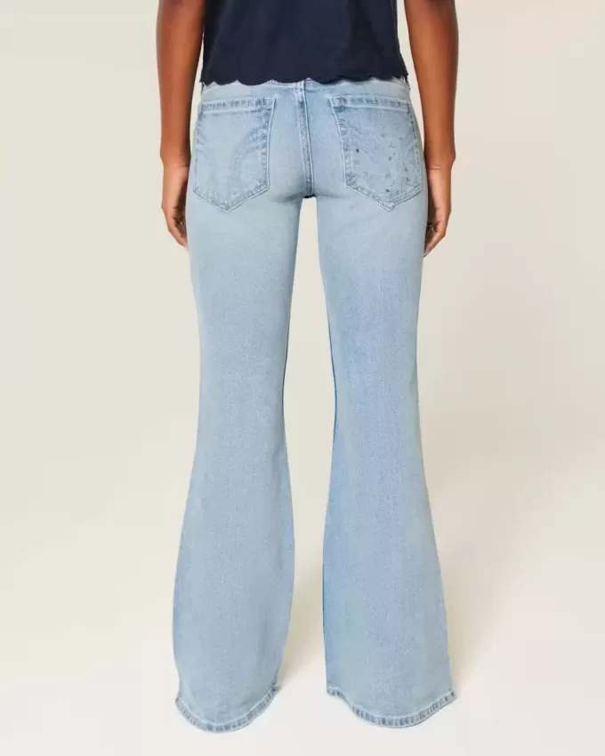 Ultra Low-Rise Distressed Light Wash Flare Jeans mit Pailletten Ultra Low-Rise Distressed Light Wash Flare Jeans mit Pailletten