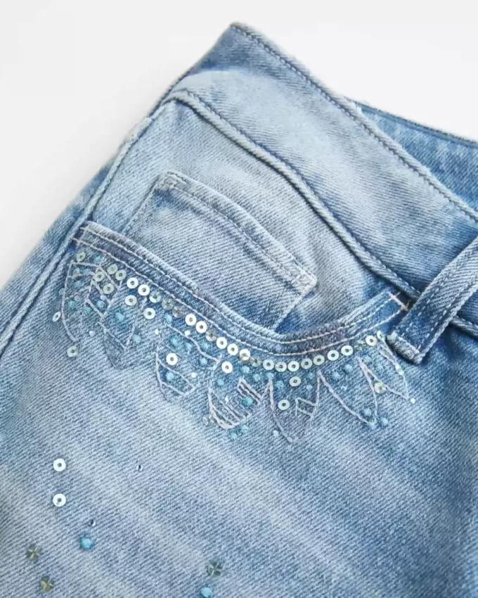 Ultra Low-Rise Distressed Light Wash Flare Jeans mit Pailletten Ultra Low-Rise Distressed Light Wash Flare Jeans mit Pailletten