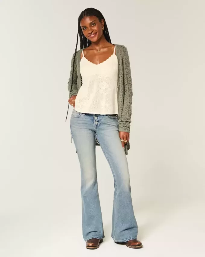 Ultra Low-Rise Flare Jeans mit mittlerer Waschung Ultra Low-Rise Flare Jeans mit mittlerer Waschung