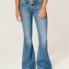 Ultra Low-Rise Flare Jeans mit mittlerer Waschung Ultra Low-Rise Flare Jeans mit mittlerer Waschung