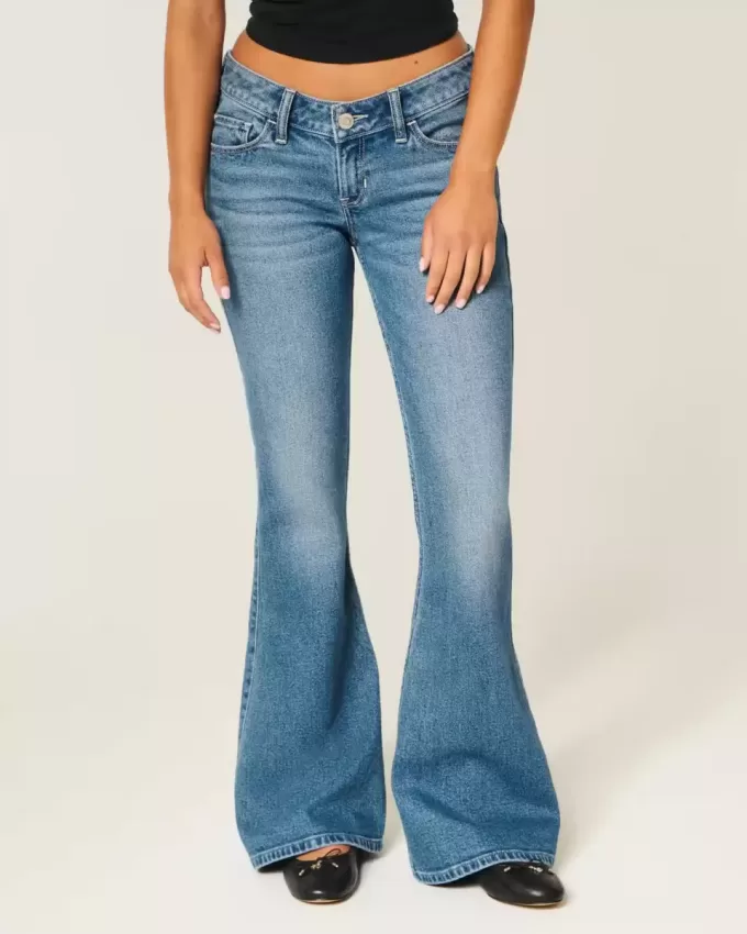 Ultra Low-Rise Flare Jeans mit mittlerer Waschung Ultra Low-Rise Flare Jeans mit mittlerer Waschung