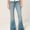 Ultra Low-Rise Flare Jeans mit mittlerer Waschung Ultra Low-Rise Flare Jeans mit mittlerer Waschung