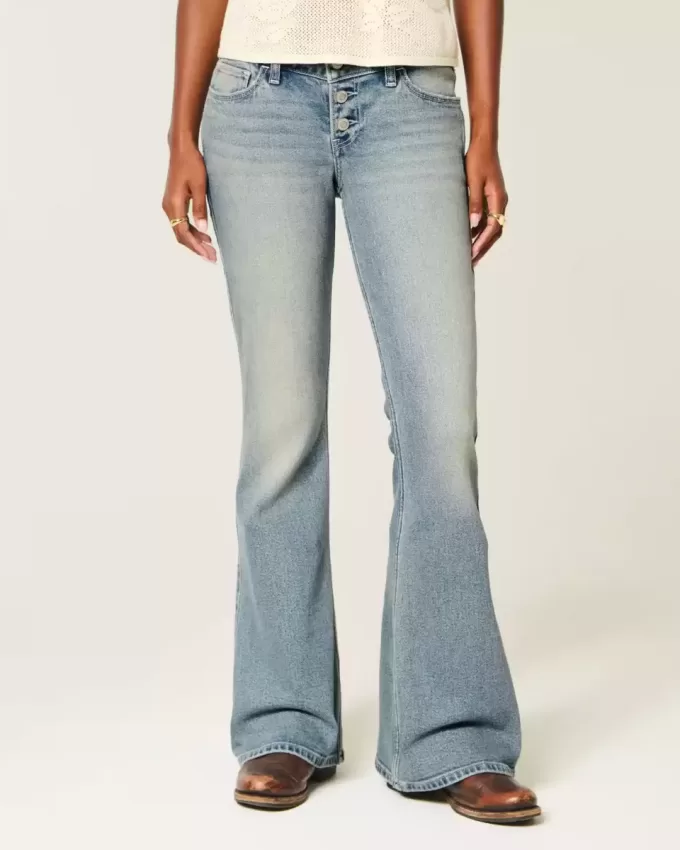 Ultra Low-Rise Flare Jeans mit mittlerer Waschung Ultra Low-Rise Flare Jeans mit mittlerer Waschung