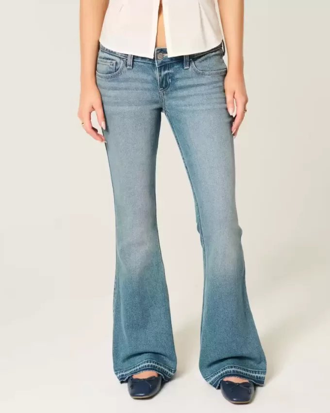 Ultra Low-Rise Flare Jeans mit mittlerer Waschung Ultra Low-Rise Flare Jeans mit mittlerer Waschung