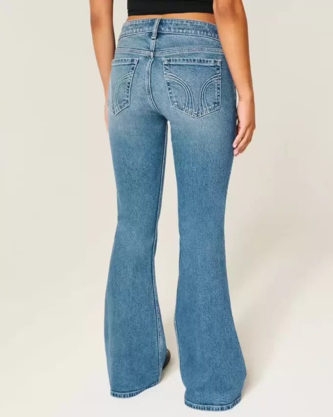 Ultra Low-Rise Flare Jeans mit mittlerer Waschung Ultra Low-Rise Flare Jeans mit mittlerer Waschung