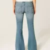Ultra Low-Rise Flare Jeans mit mittlerer Waschung Ultra Low-Rise Flare Jeans mit mittlerer Waschung