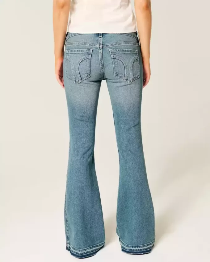 Ultra Low-Rise Flare Jeans mit mittlerer Waschung Ultra Low-Rise Flare Jeans mit mittlerer Waschung