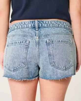 Ultra Low Rise Mini-Jeansshorts in heller Waschung