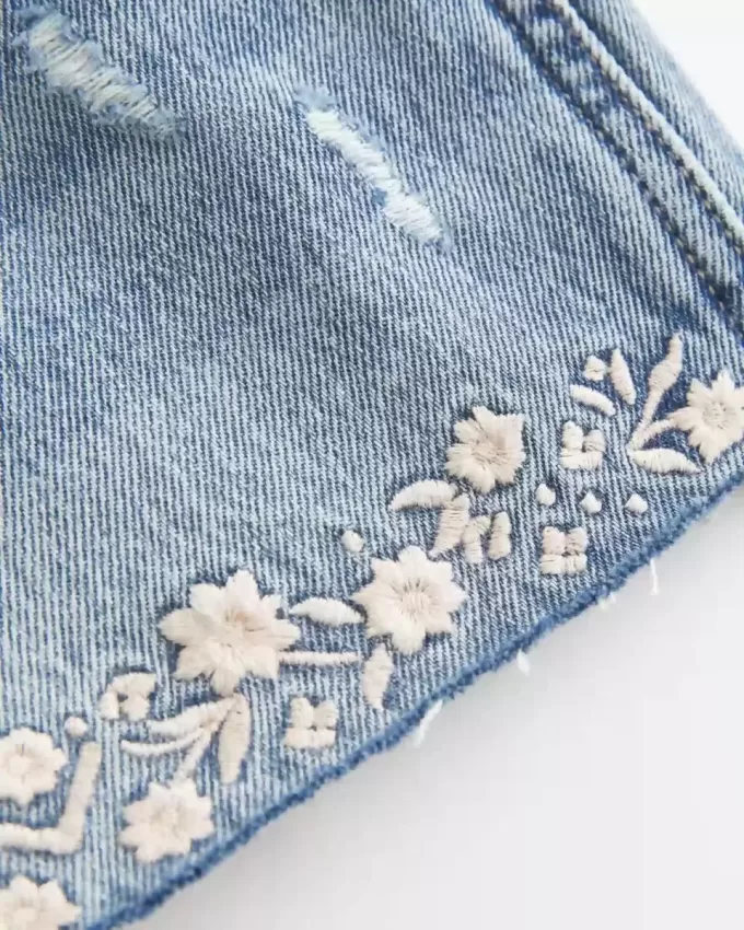 Ultra Low Rise Mini-Jeansshorts mit Stickerei Ultra Low Rise Mini-Jeansshorts mit Stickerei