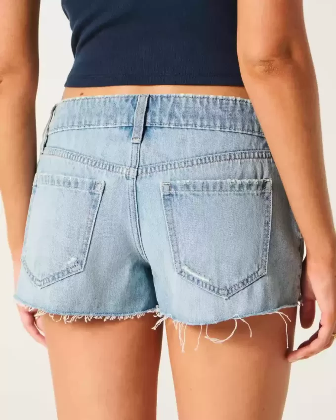 Ultra Low Rise Ripped Mini-Jeansshorts in mittlerer Waschung Ultra Low Rise Ripped Mini-Jeansshorts in mittlerer Waschung