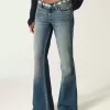 Ultra Low-Rise Schlagjeans mit mittlerer Waschung und Stickerei Ultra Low-Rise Schlagjeans mit mittlerer Waschung und Stickerei