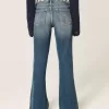Ultra Low-Rise Schlagjeans mit mittlerer Waschung und Stickerei Ultra Low-Rise Schlagjeans mit mittlerer Waschung und Stickerei