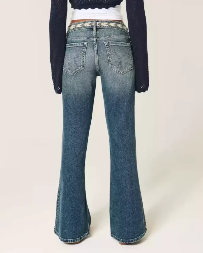 Ultra Low-Rise Schlagjeans mit mittlerer Waschung und Stickerei Ultra Low-Rise Schlagjeans mit mittlerer Waschung und Stickerei